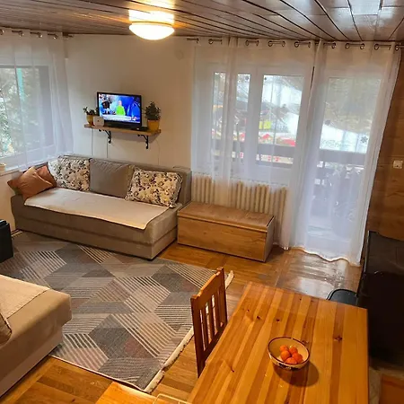 アパート Luka ヤホリナ